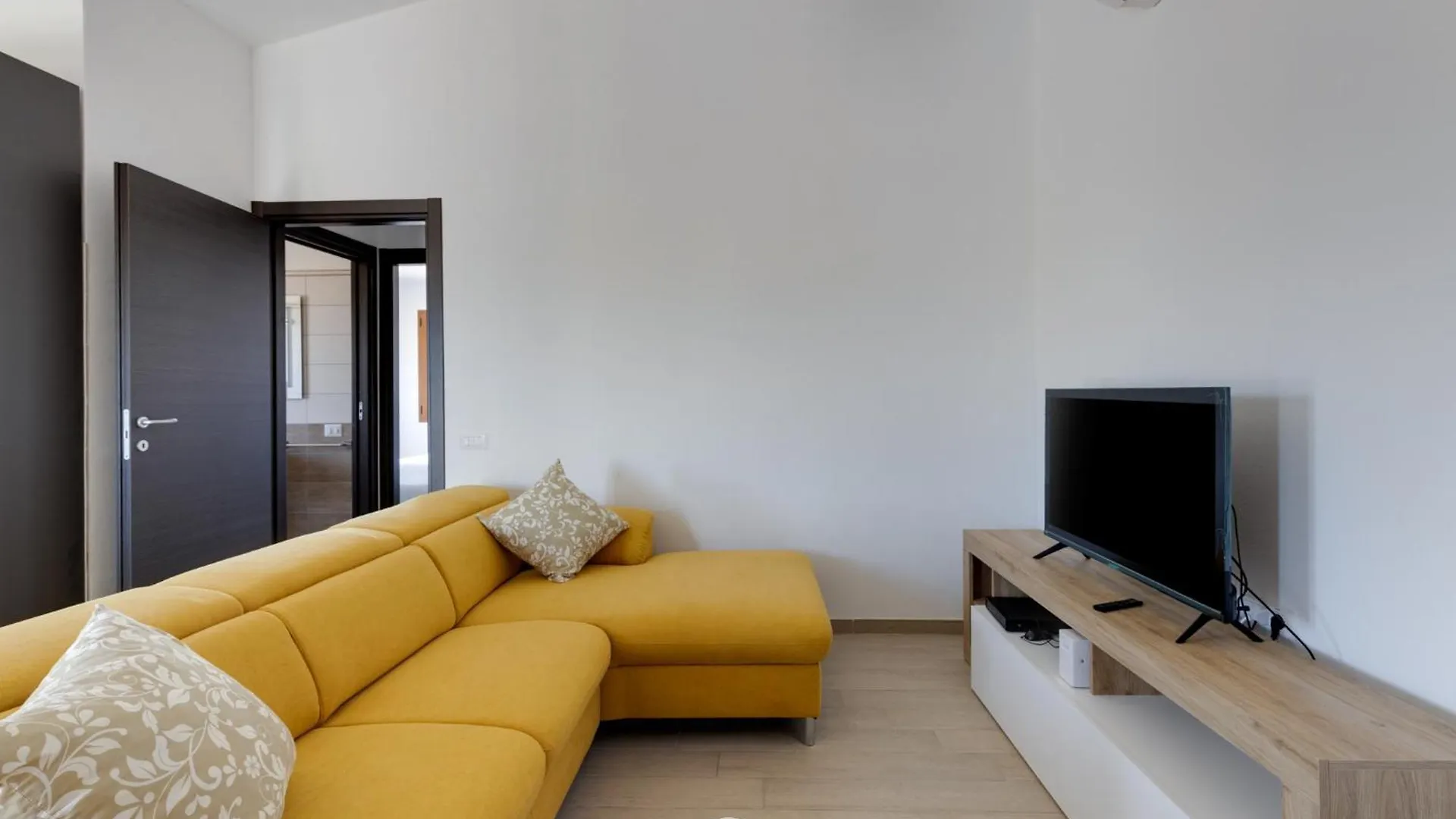 Mandarin Apartment 6 Арбатакс 0*,  Италия